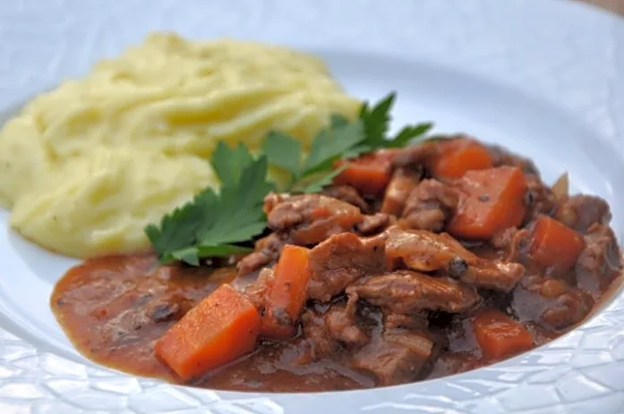 Bøf stroganoff med kartoffel-sellerimos (sund version)