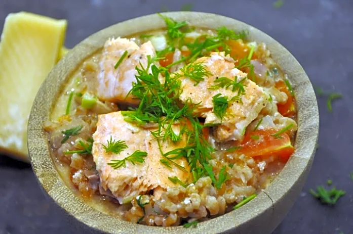 Speltkerne risotto med rygeost, laks og svampe