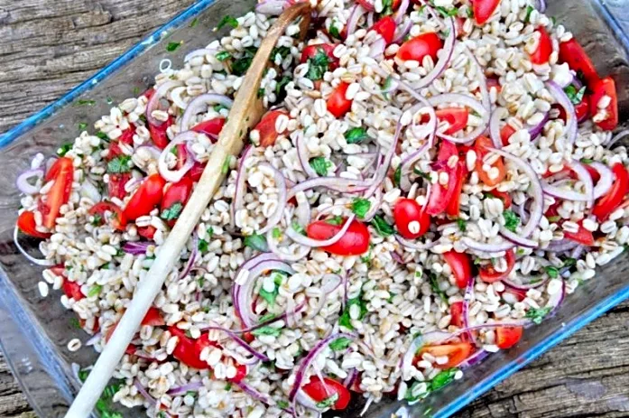 Perlebyg salat med tomater og basilikum