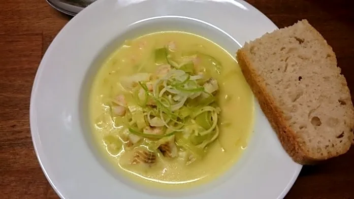 Fiskesuppe med rejer og karry.