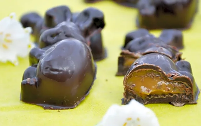 Chokolade påskeharer fyldt med rom karamel