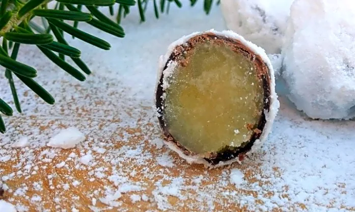 Hjemmelavede snebolde med marcipan og sprød chokolade