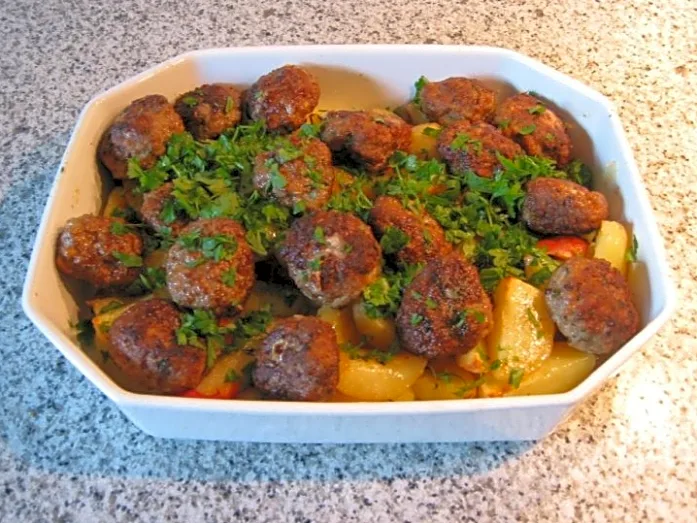 Köfte, tyrkiske lammefrikadeller med ovnbagte kartofler