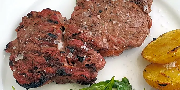 Grillede oksemørbradbøffer med blackeye bønnesalat