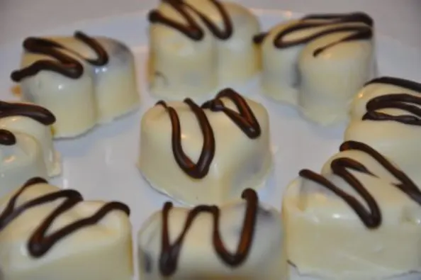 Fyldt hvidchokolade med whisky chokolade trøffel og revet marcipanbrød :)