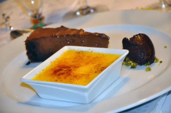 Gateau Marcel sammen med Creme-brulee og blåbær sorbet til en nytårsdessert