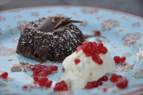 Hindbær kaviar på Vaniljeis sammen med Chokolade fondant