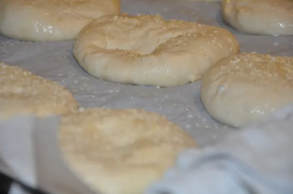 Lav bollerne og tryk dem ekstra flade i midten så de ikke får så stor top på.