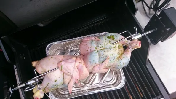 Kyllingerne inden grillning, på de her kyllingerne har vi lagt krydderurter inden under skinnet