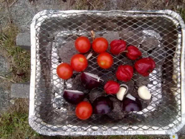 Grillning af ingredienser til salsa de chile habanerõ. 