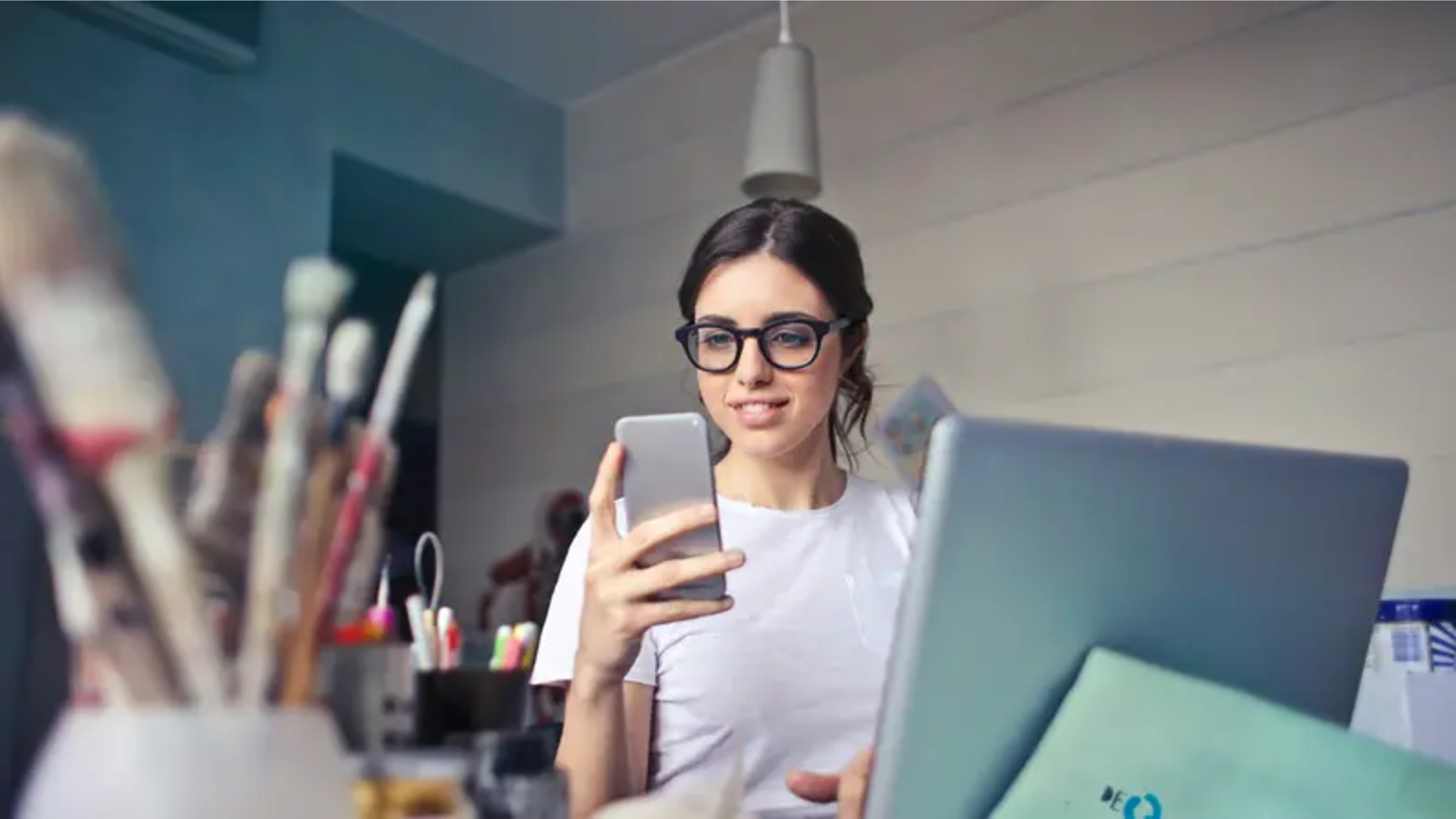 En kvinne bruker mobiltelefonen