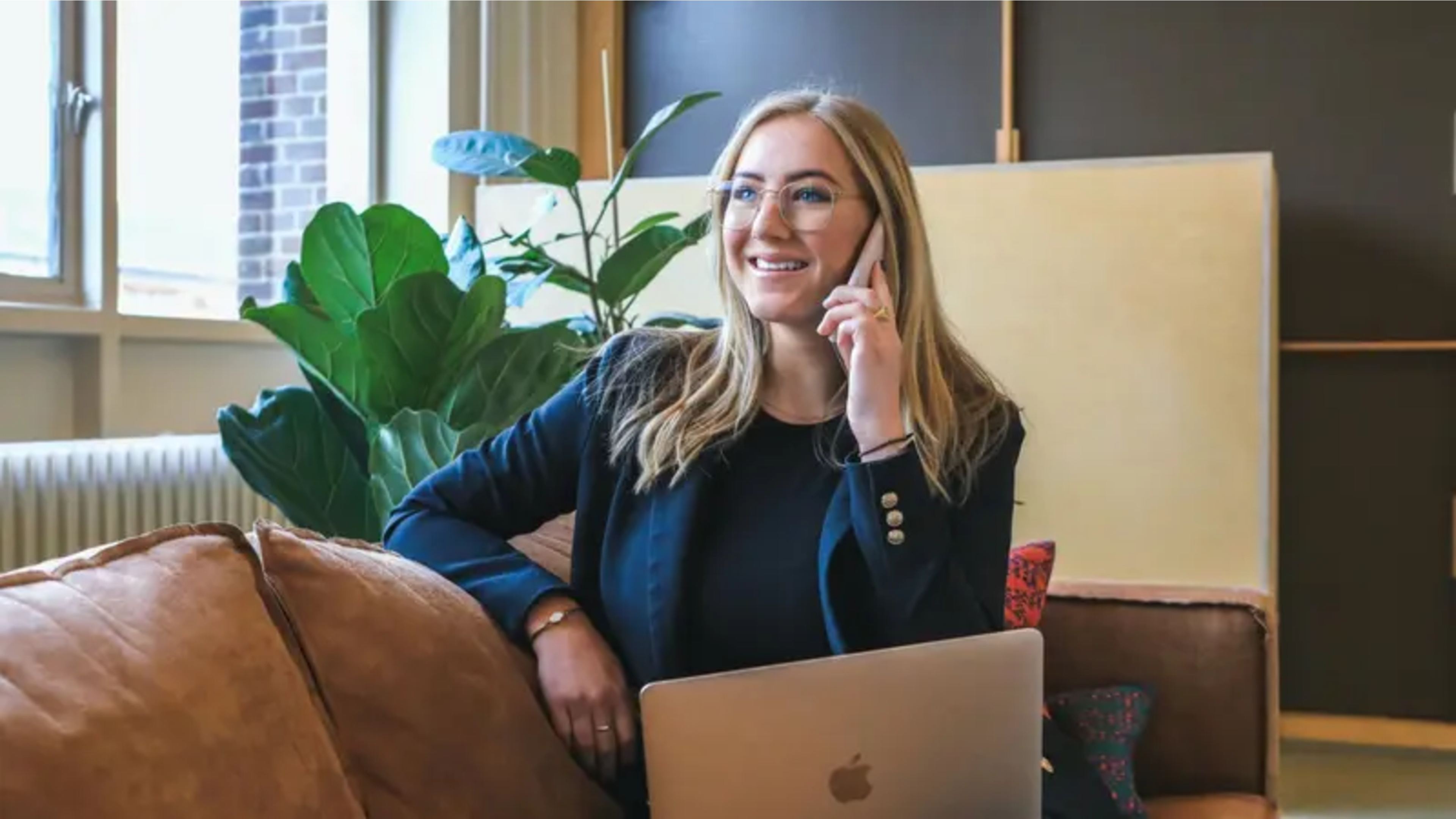 En kvinne bruker telefonen på kontoret