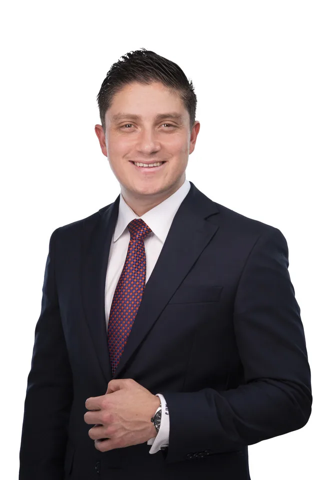 Foto profesional medio cuerpo hombre, Retrato corporativo, Karla Cordero Photography