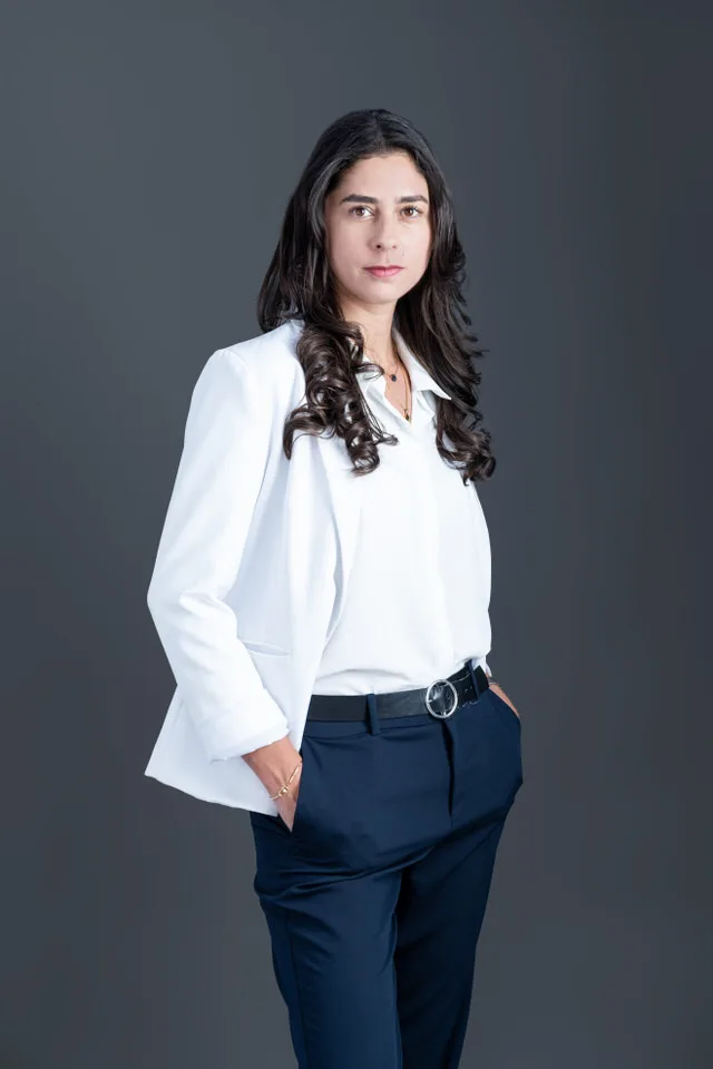 Foto profesional medio cuerpo mujer, Retrato corporativo, Karla Cordero Photography