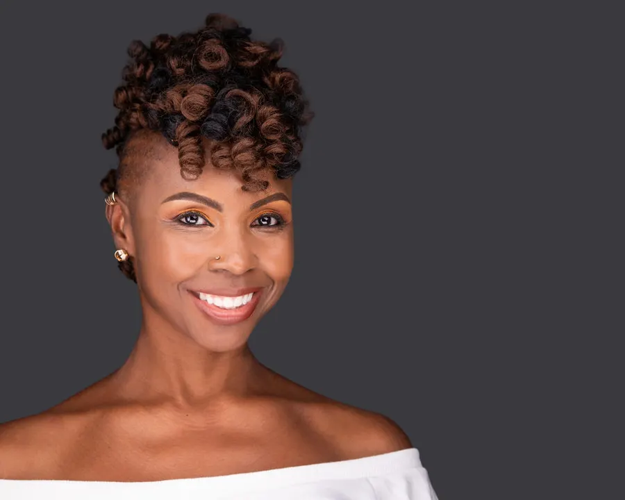 Headshot profesional de mujer con estilo moderno para marca personal, LinkedIn y presencia digital en Costa Rica