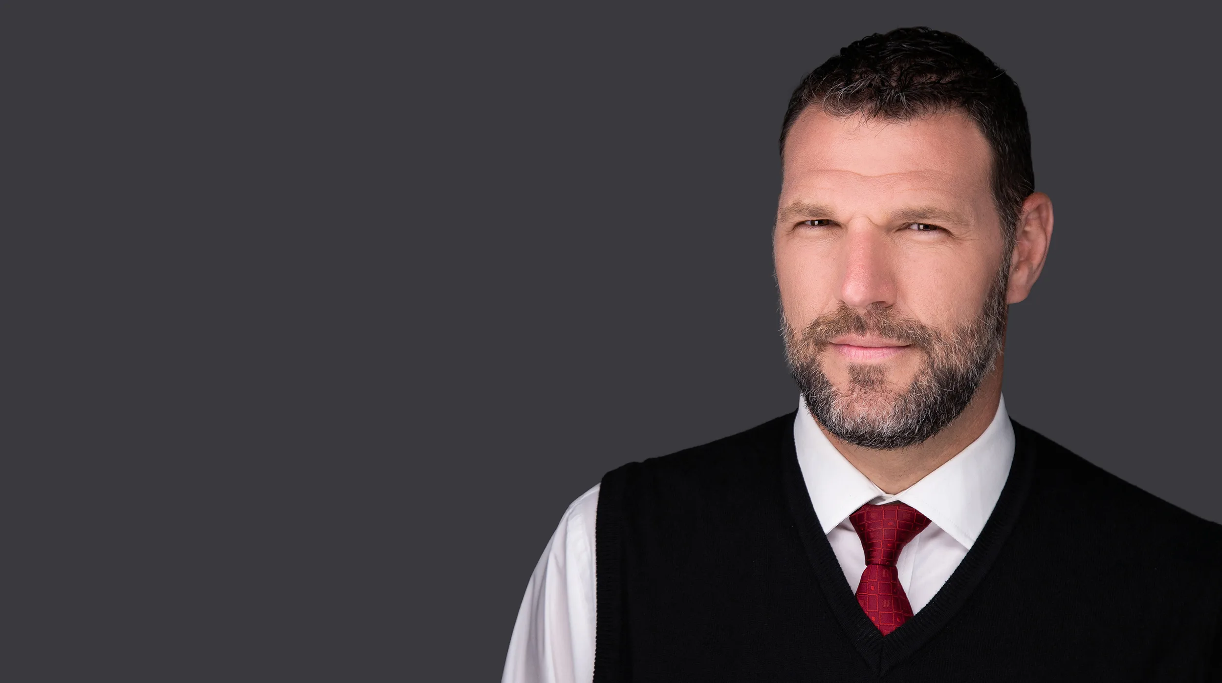 Headshot profesional de ejecutivo con fondo gris para LinkedIn, marca personal y perfil corporativo en Costa Rica.