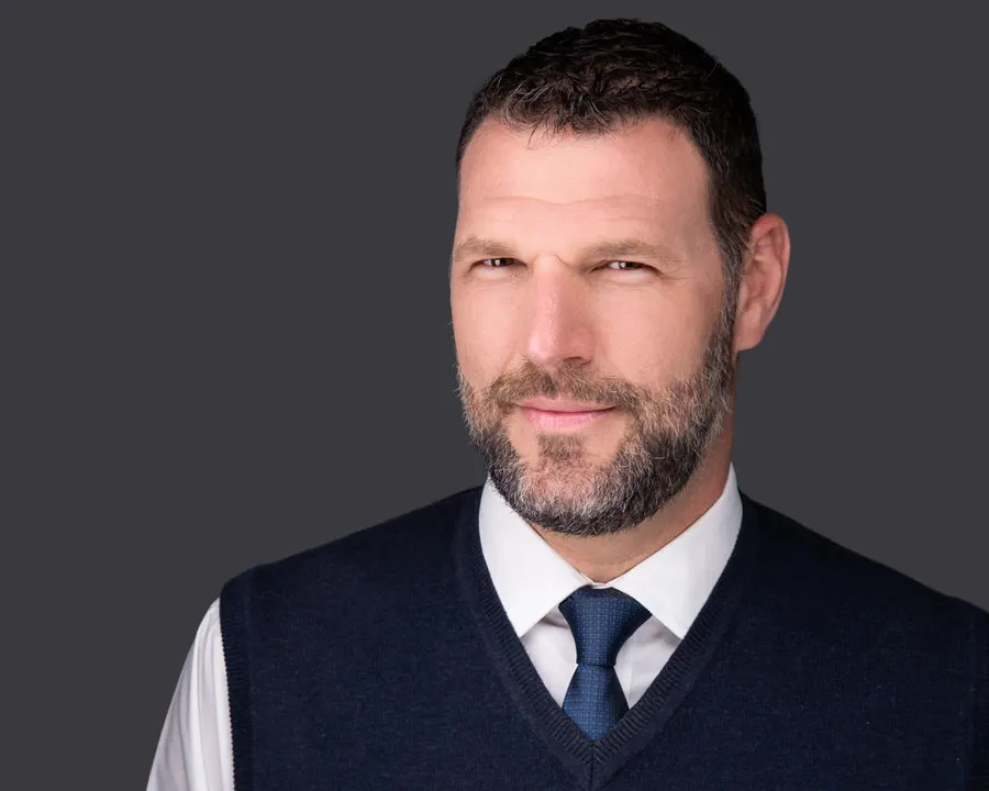 Headshot ejecutivo de hombre con corbata azul y fondo gris para LinkedIn, empresas y perfil corporativo en Costa Rica