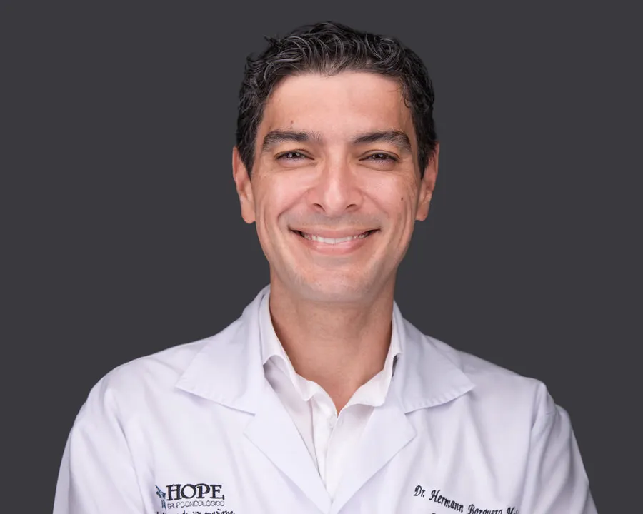 Headshot profesional de médico con gabacha blanca para perfil de salud, LinkedIn y comunicación profesional en Costa Rica
