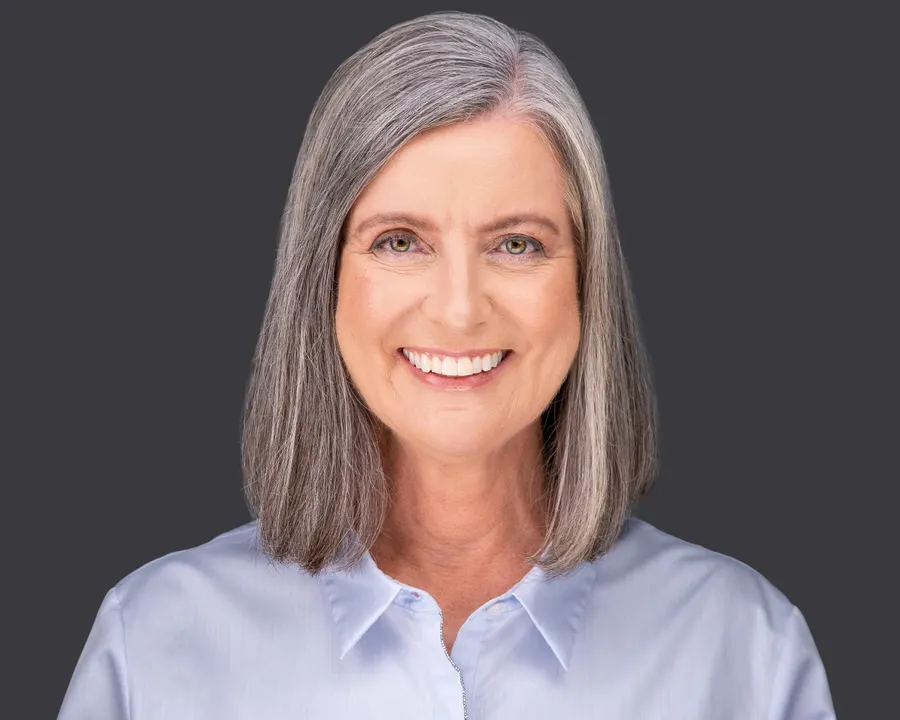 Retrato profesional de mujer con camisa celeste para LinkedIn, marca personal y perfil corporativo en Costa Rica