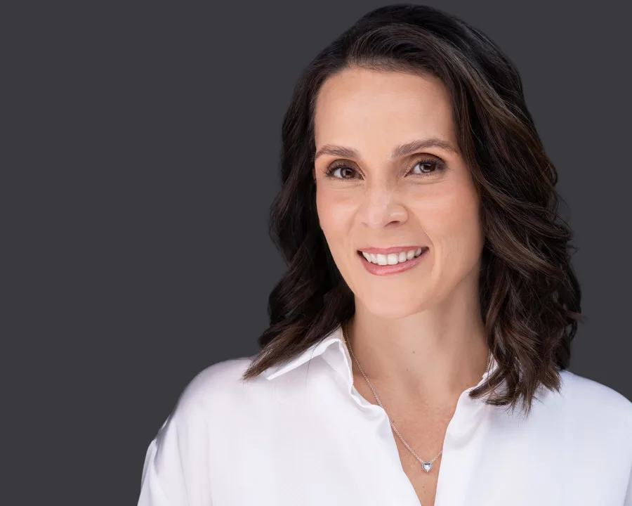 Headshot profesional de mujer con camisa blanca para LinkedIn, marca personal y perfil corporativo en Costa Rica