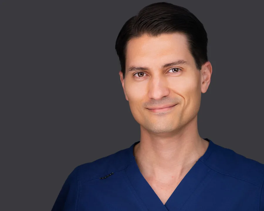 Retrato profesional de médico con uniforme azul para perfil corporativo, LinkedIn y marca personal en Costa Rica