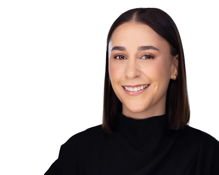 Headshot profesional de mujer con fondo blanco para LinkedIn, perfil profesional y marca personal en Costa Rica