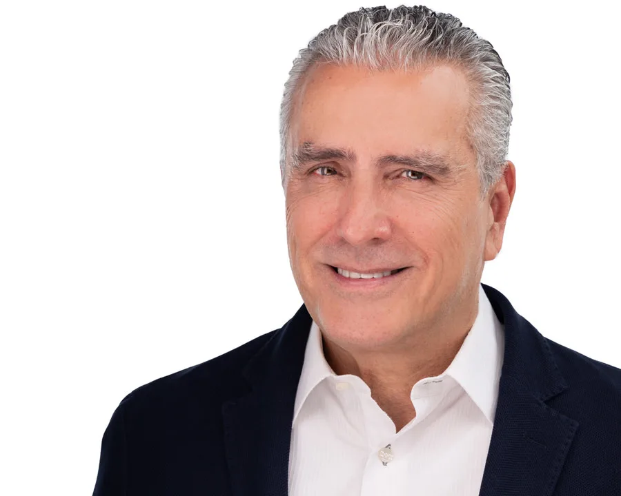 Headshot profesional de hombre ejecutivo con saco azul para LinkedIn, marca personal y perfil corporativo en Costa Rica