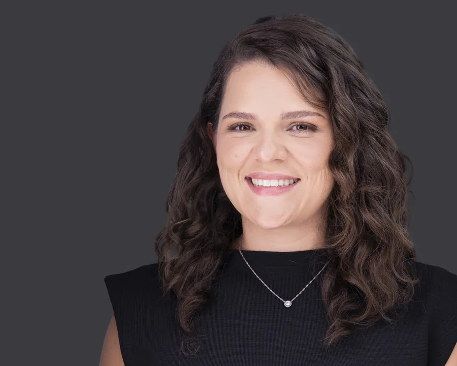 Headshot profesional de mujer con blusa negra para LinkedIn, marca personal y perfil corporativo en Costa Rica