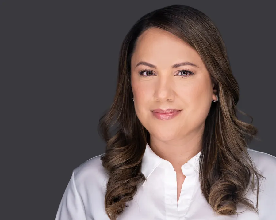 Headshot profesional de mujer con camisa blanca en fondo gris para LinkedIn, empresas y marca personal en Costa Rica