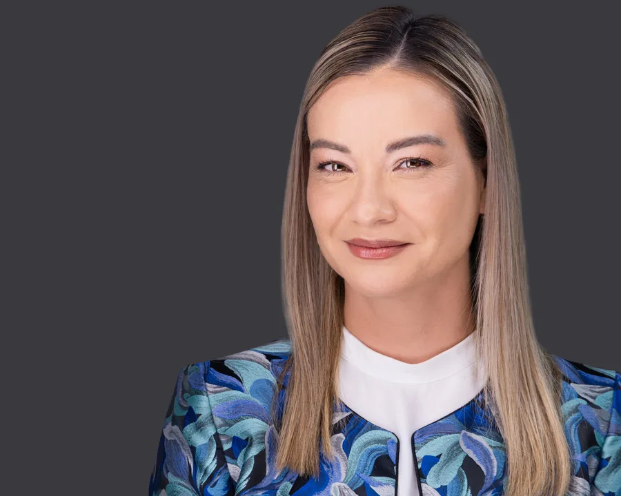 Retrato profesional de mujer con blazer azul para LinkedIn, marca personal y perfil corporativo en Costa Rica