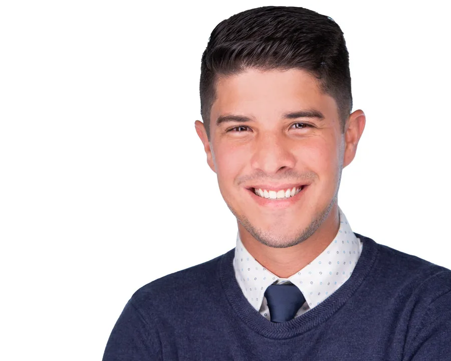 Retrato profesional masculino con fondo blanco para LinkedIn, perfil ejecutivo y marca personal en Costa Rica