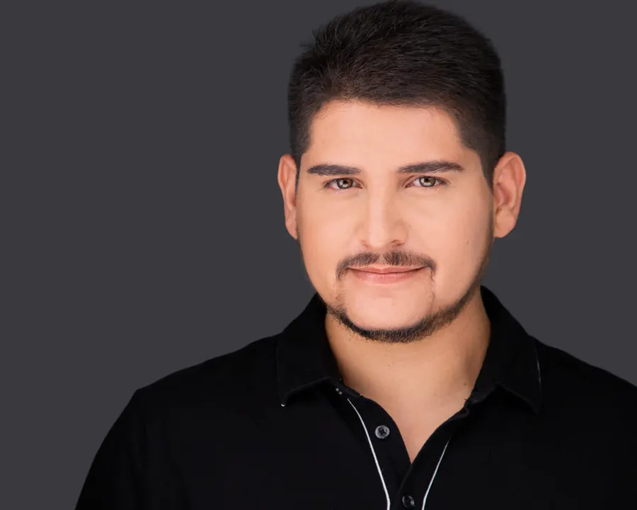 Headshot profesional de hombre con camisa negra en fondo gris para LinkedIn, currículum y perfil corporativo en Costa Rica