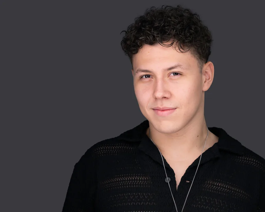 Headshot profesional de hombre joven con estilo casual para marca personal, LinkedIn y presencia digital en Costa Rica