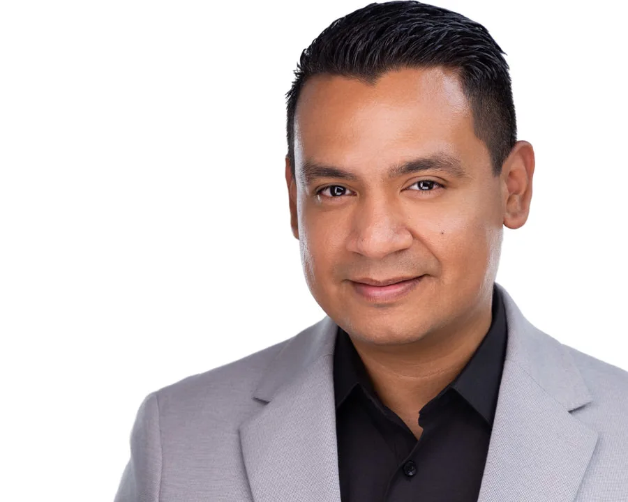 Headshot profesional de hombre con saco gris y camisa negra para LinkedIn, empresas y perfil ejecutivo en Costa Rica