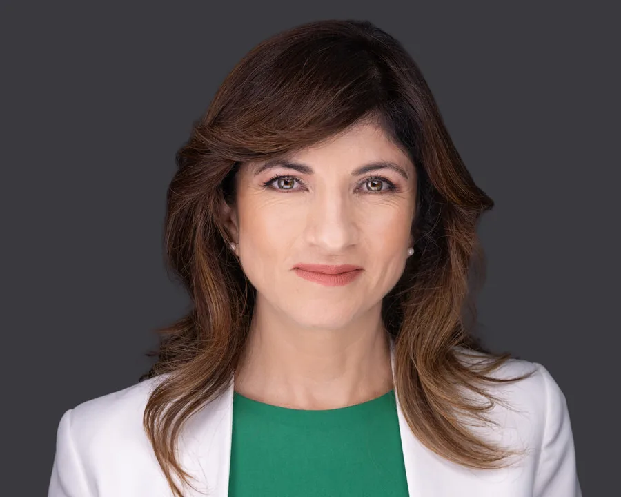 Retrato ejecutivo de mujer con blazer blanco para LinkedIn, perfil corporativo y marca personal en Costa Rica