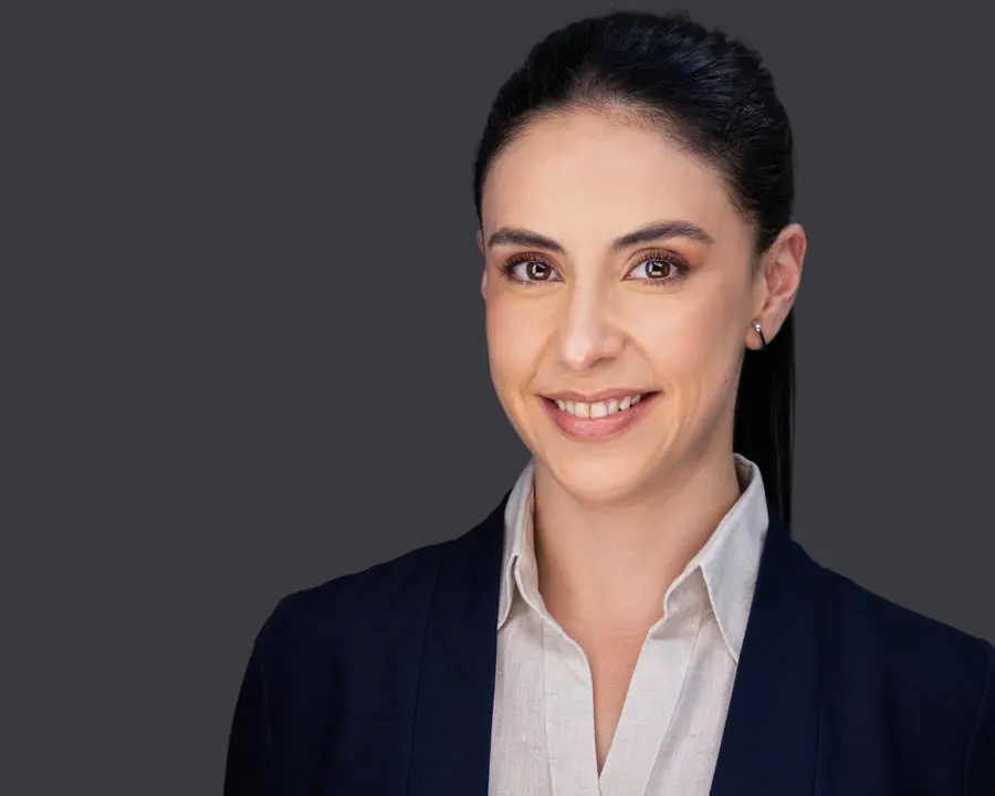 Retrato corporativo de mujer con saco azul para LinkedIn, perfil empresarial y marca personal en Costa Rica