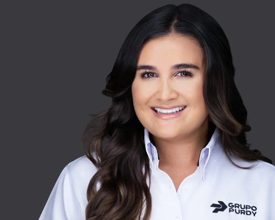 Headshot corporativo de colaboradora con camisa institucional para perfil empresarial, LinkedIn y comunicación corporativa en Costa Rica