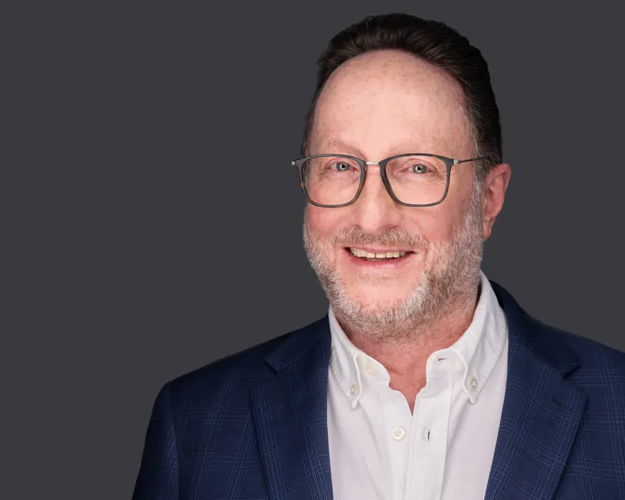 Retrato ejecutivo de hombre con lentes y saco azul para LinkedIn, perfil corporativo y marca personal en Costa Rica