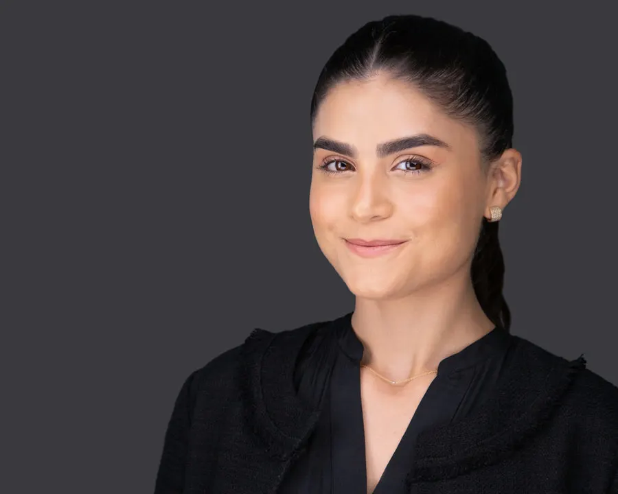 Retrato profesional de mujer con fondo gris para LinkedIn, currículum, marca personal y uso corporativo en Costa Rica