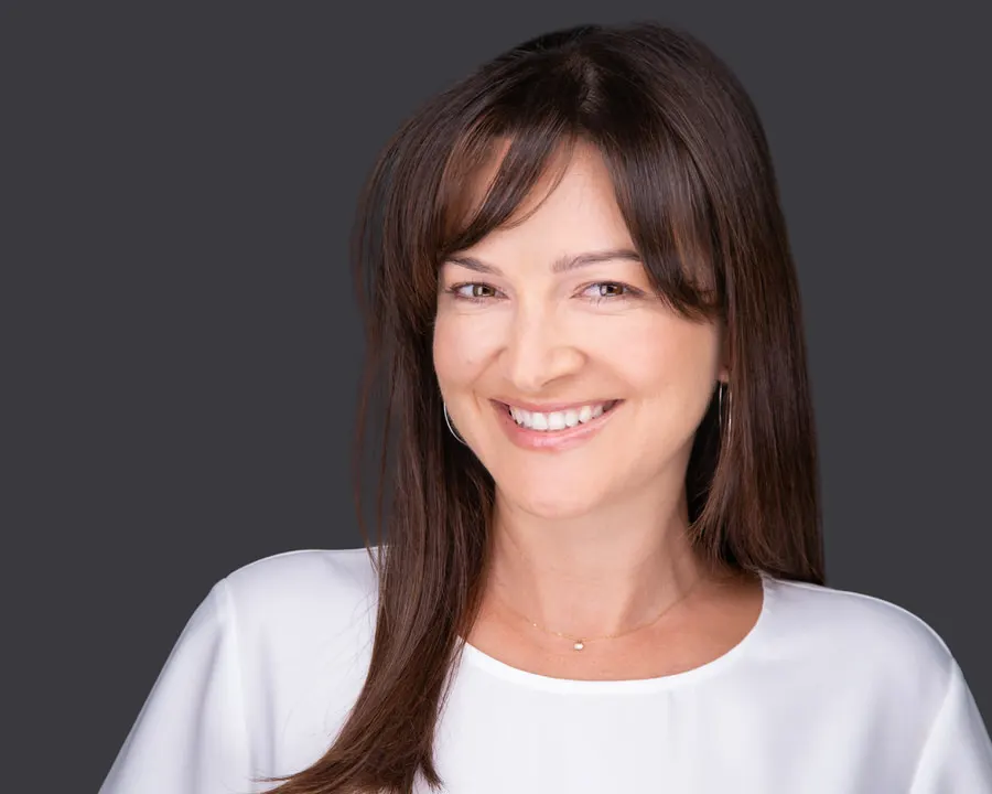 Retrato profesional de mujer con blusa blanca para LinkedIn, marca personal y perfil corporativo en Costa Rica