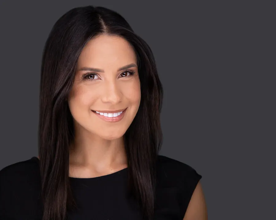 Headshot profesional de mujer con fondo gris para LinkedIn, marca personal y presencia digital en Costa Rica