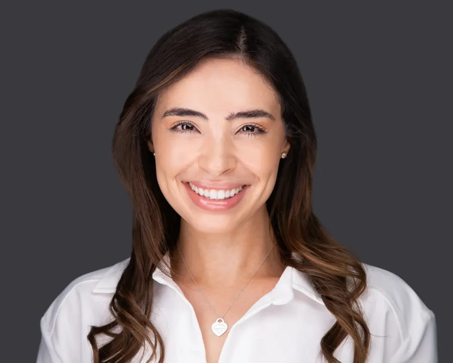 Retrato ejecutivo de mujer con camisa blanca para LinkedIn, marca personal y perfil profesional en Costa Rica