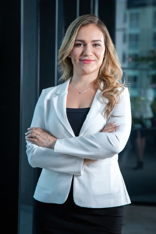 Fotografía profesional de mujer con blazer blanco en ambiente corporativo para LinkedIn, marca personal y página web en Costa Rica