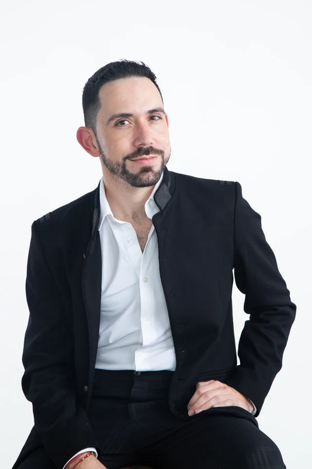 Fotografía de marca personal de hombre profesional con saco negro para LinkedIn, página web y perfil corporativo en Costa Rica