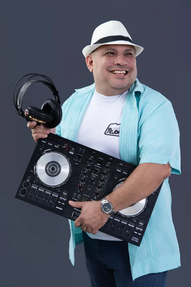 Retrato profesional de DJ con consola y audífonos para marca personal, redes sociales y presencia digital en Costa Rica
