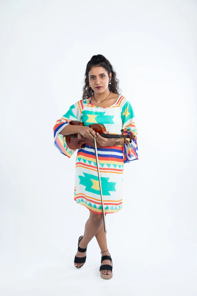Retrato profesional de mujer violinista para marca personal artística, página web, redes sociales y promoción musical en Costa Rica