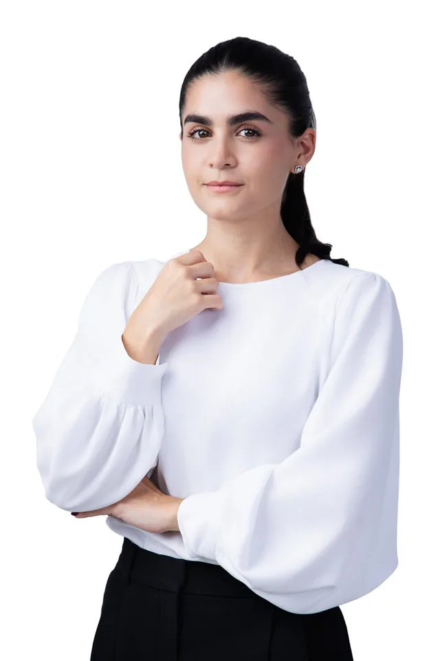Retrato profesional de mujer con blusa blanca para LinkedIn, marca personal y perfil corporativo en Costa Rica
