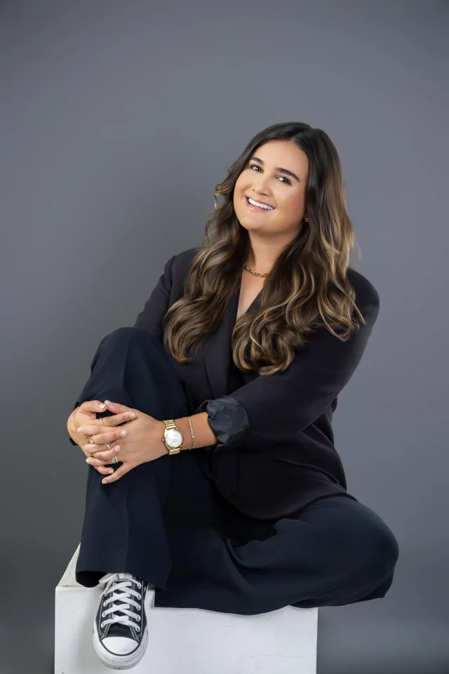 Retrato de marca personal de mujer profesional en estudio para LinkedIn, página web y redes sociales en Costa Rica