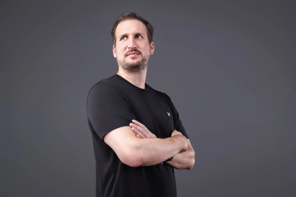 Fotografía de marca personal de hombre con estilo casual para perfil profesional, redes sociales y presencia digital en Costa Rica