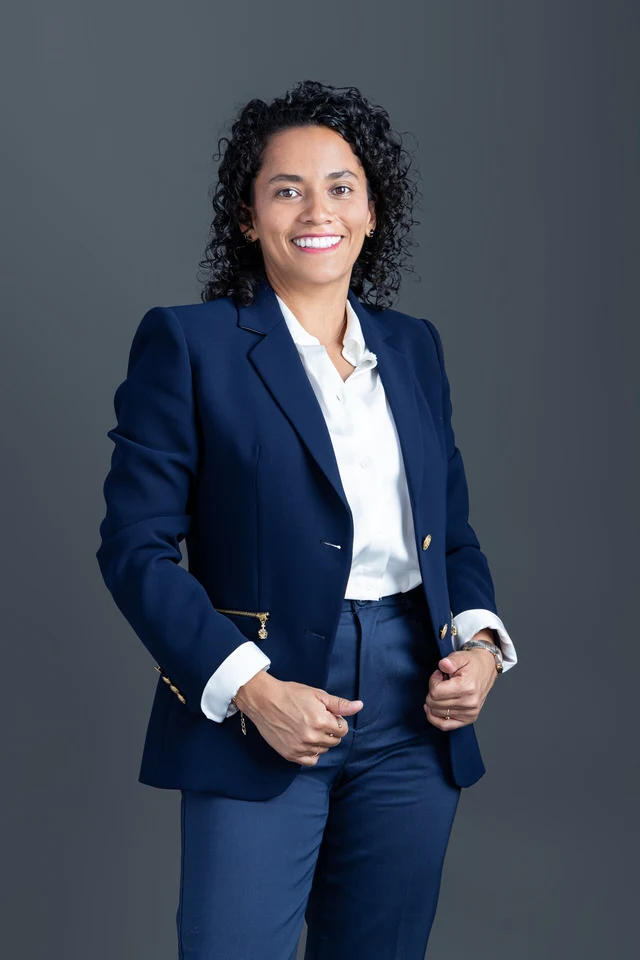 Fotografía profesional de mujer ejecutiva con traje azul para marca personal, LinkedIn y comunicación corporativa en Costa Rica